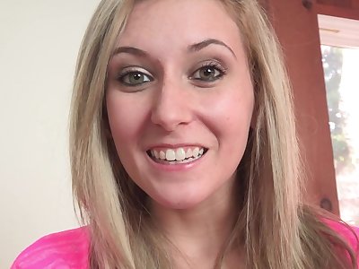 Hot blonde babe with sexy smile - porn video